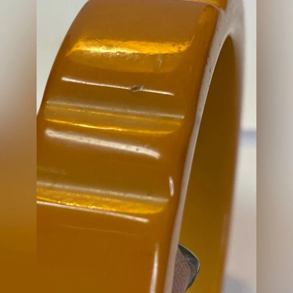 VINTAGE BAKELITE BANGLE IN BUTTERSCOTCH YELLOW - Picture 6 of 9